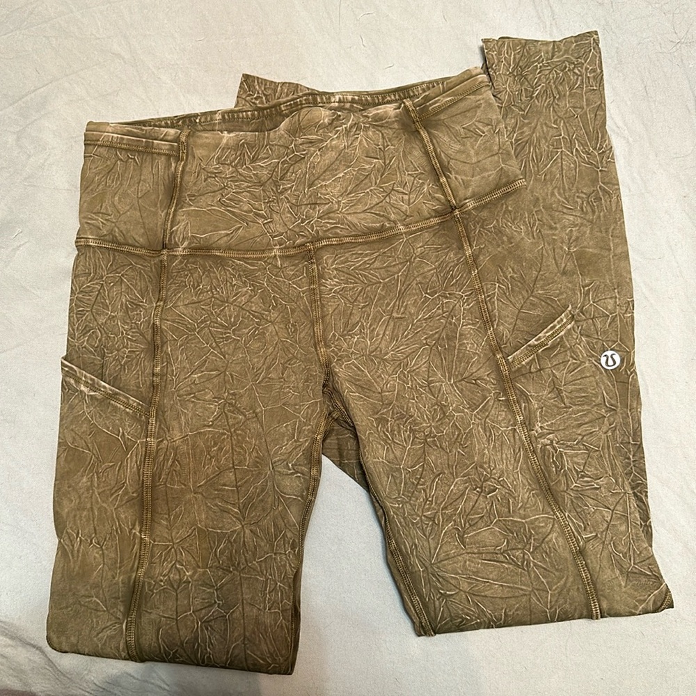 SOLD 
NWOT Lululemon fast free HR Tight 25